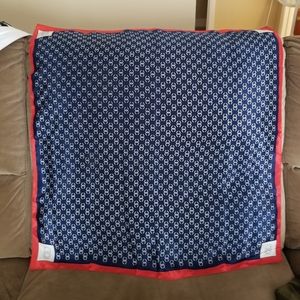 Square scarfs with C pattern